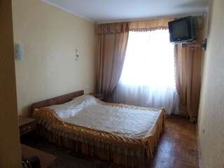 Отель Отель Турист Ровно Стандартный двухместный номер с 1 кроватью или 2 отдельными кроватями-2