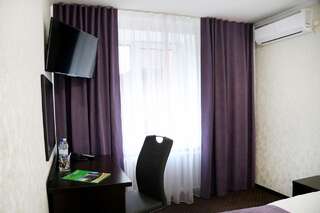 Отель Отель Турист Ровно Улучшенный двухместный номер с 1 кроватью или 2 отдельными кроватями-5